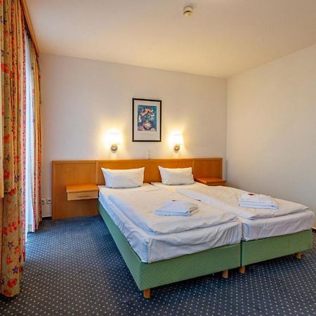 Hotel Rostock West Im "Kritzmow Park" Exteriör bild