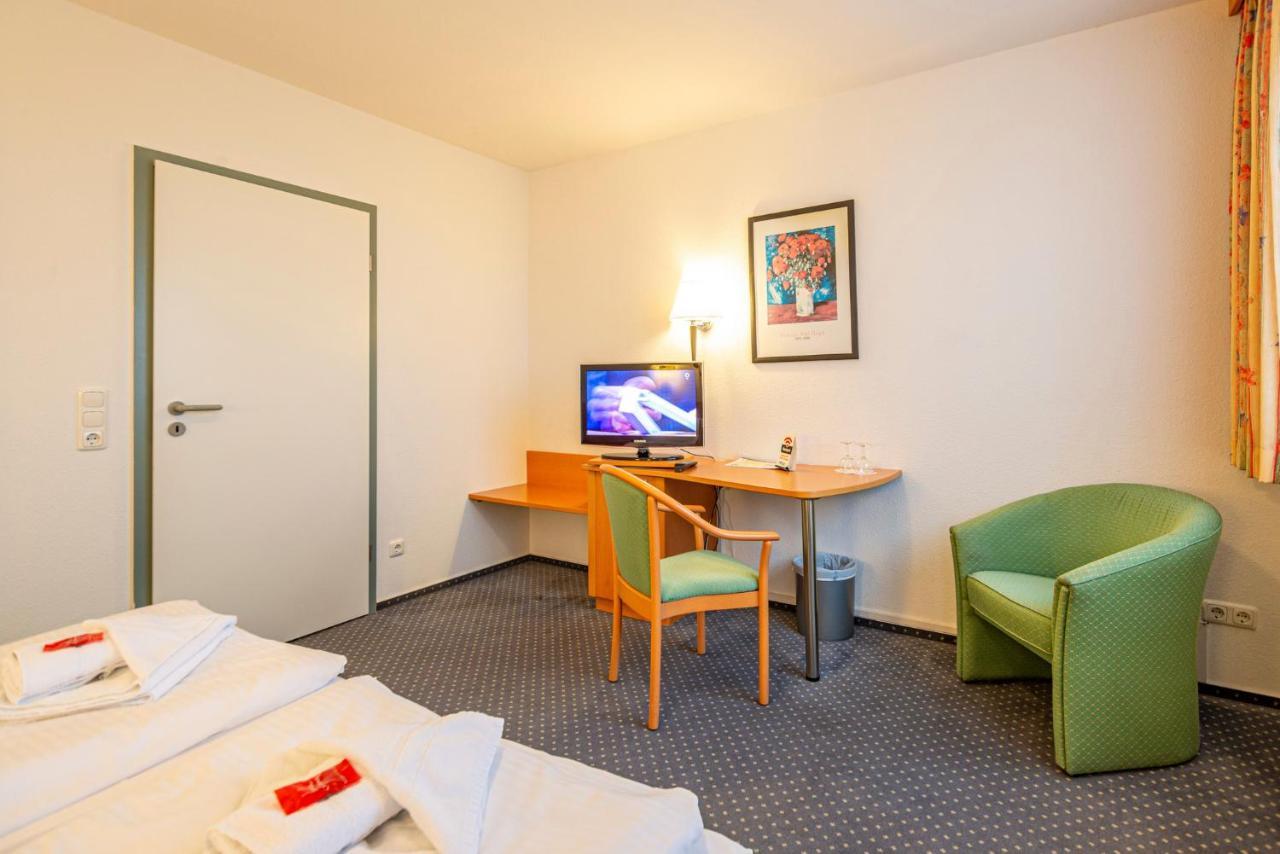 Hotel Rostock West Im "Kritzmow Park" Exteriör bild