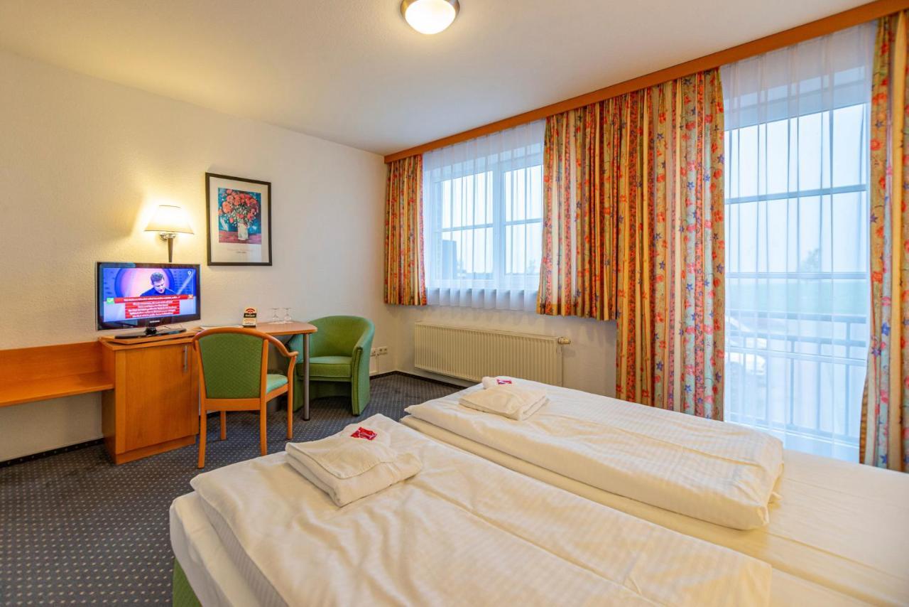 Hotel Rostock West Im "Kritzmow Park" Exteriör bild